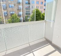Balkon s výhledem na ulici v 2pokojovém bytě s moderním zábradlím.