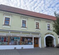 Obchodní prostory v Topoľčanech s textilním sortimentem a vstupem do centra pasáže.