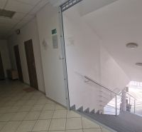 Interiér kanceláře s prostorným schodištěm a dlažbou, v tichém prostředí.