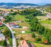 Kopcovitá krajina obklopuje domy v Detvě, ideální pro pozemky - bydlení.