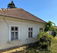 Starší dům na Štefánikově ulici v Krušovcích na pozemku určeném pro bydlení.