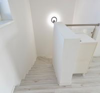 Schodiště a podlaha s dřevěným dekorem v 3-pokojovém bytě.