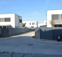 Novostavby na Topoľové ulici v Rovince s moderními dvoupatrovými domy.