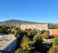 Pohled z výšky na sídliště, zeleň a hory v Nitře - Chrenová na Dlouhé.