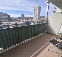 Balkon s výhledem na moderní architekturu v Bratislavě-Ružinově, Jégeho, 2-pokojový byt.