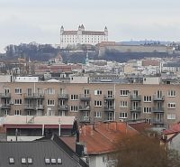 Výhled na Bratislavský hrad z ulice Jégeho v Ružinově, 2-pokojový byt.