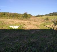 Krajina v Horní Breznici u chaty, louka obklopená přírodou a plotovou bariérou.