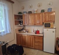 Kuchyně s dřevěnými skříňkami, mikrovlnkou a lednicí, Pozemky - bydlení.