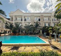 Rezidence v Mbweni na Zanzibaru s bazénem a tropickou zahradou.