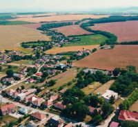 Letecký pohled na Pozemky - bydlení v Čermanech obklopené rozlehlými poli a zelení.