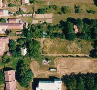 Letecký pohled na Pozemky - bydlení v Čermanech, obklopené zelení a dopravní infrastrukturou.