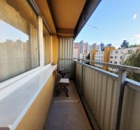Balkon 1-pokojového bytu na Sekurisově ulici v Bratislavě - Dúbravce s výhledem na sídliště.