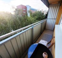Balkon s výhledem na zeleň na Sekurisově ulici v Bratislavě - Dúbravce.