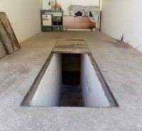 Garáže s montážní jámou, policemi a nářadím v Štúrově na Petőfiho řadě.