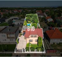 Rodinný dům na Bratislavské ulici v Malinově obklopený zelení a sousedními domy.