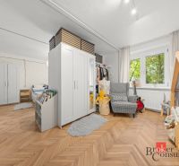 Dětský pokoj v 2pokojovém bytě s otevřeným prostorem a podlahou s dřevěným dekorem.