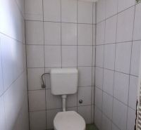 Malá koupelna v rodinném domě s jednoduchým vybavením.