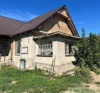Rodinný dům ve Vištuku s jednoduchými fasádními detaily a travnatým pozemkem.