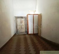 Úzký prostor s podlahou s dřevěným dekorem a úložným prostorem v obchodních prostorách.