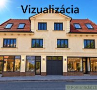 Fasáda budovy s obchodními prostory ve městě Modrý Kameň, zachycující prosklené výlohy.