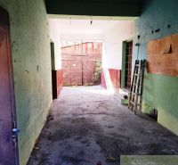 Obchodní prostory s otevřeným vstupem a betonovou podlahou, připravené na úpravy.