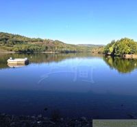 Pitoreskní pohled na jezero obklopené zelení v Zahradách nedaleko Krupiny.