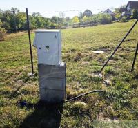 Elektrická skříň v Zahradách v Krupině na zelené louce.