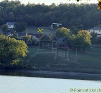 Pohled na venkovskou krajinu a jezero v okolí Krupiny se zahradami a domy.