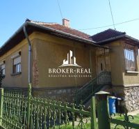 Rodinný dům na Futrinka utca 111 v Bódvaszilas s klasickou fasádou a zahradou.