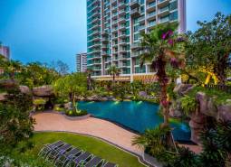Výstavba bytů v Pattaya, s bazénem a tropickou zahradou.