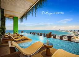 Balkon s bazénem a výhledem na pobřeží ve městě Pattaya, Výstavba bytů.