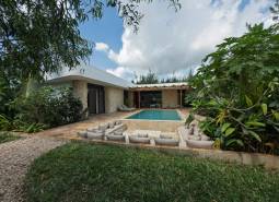 Dům s bazénem obklopený zelení na ulici Paje v regionu Unguja South.