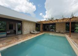 Výstavba domů v Paje, Unguja South Region s bazénem a kamennými zdmi na terase.