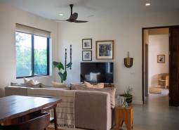 Interiér s pohovkou, televizorem a dřevěným nábytkem ve výstavbě domů.