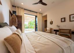 Interiér ložnice s prostornou postelí a výhledem na terasu, Výstavba domů.