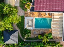 Letecký pohled na výstavbu domů s bazénem na předměstí Paje, Unguja South Region.