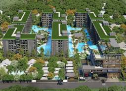 Výstavba bytů v Pattayi s bazény a zelenými střechami, obklopená přírodou.