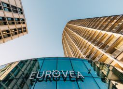 Pohled na budovu Eurovea na Pribinově v Bratislavě, fasáda a skleněná konstrukce.