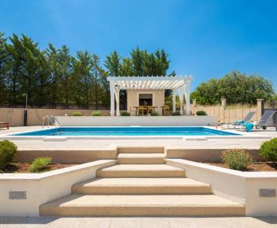 ☀ Šibenik (HR) – Moderná vila s krásnou záhradou a bazénom v tichej št