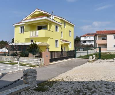 CHORVATSKO - Apartmánový dům se třemi apartmány - VRSI, Zadar