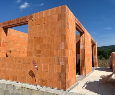 Exkluzívne na predaj 4 izbový  bungalov - HRUBÁ STAVBA v obci Oponice