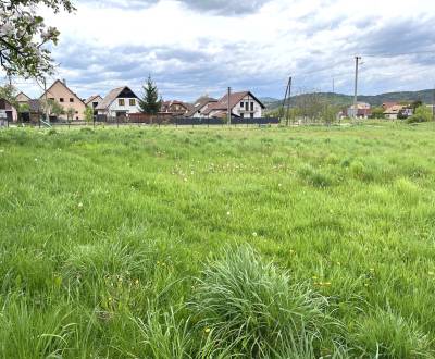 Slnečný  a priestranný stavebný pozemok v centre obce Kriváň, okr. DT