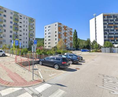  Hľadáme 2-3-izbový byt na prenájom v okolí Jurskej ul. BA Nové Mesto