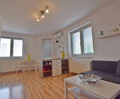 Útulný 1+kk byt v centru Galanty s balkonem a garáží
