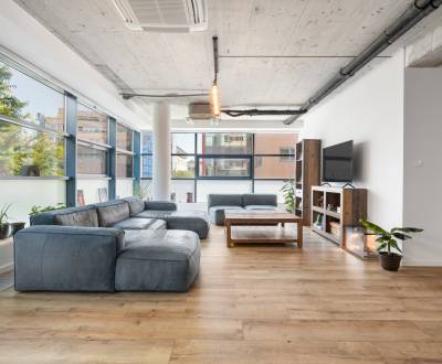 Moderní 4+kk byt v centru Starého Města s garáží