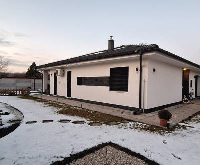 Luxusní rodinný dům s bazénem v klidné části Kolárova