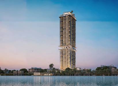 Výstavba bytů v Pattayi, vysoká budova u pobřeží s panoramatickým výhledem na moře.