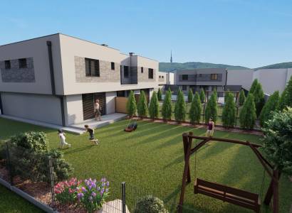 Zahrada u 4pokojového bytu na Triblavinské ulici v Chorvátském Grobu s hřištěm a terasou.