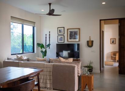 Interiér s pohovkou, televizorem a dřevěným nábytkem ve výstavbě domů.