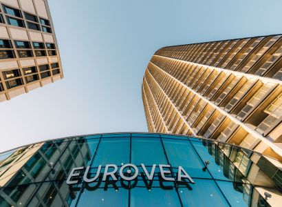 Pohled na budovu Eurovea na Pribinově v Bratislavě, fasáda a skleněná konstrukce.
